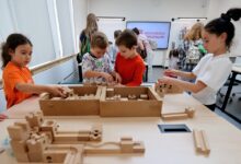 Минималистичная иллюстрация Хогвартса с взрослыми, стремящимися вернуться в школу.