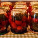 Изображение хрустящего огурца с золотыми коронами на банках