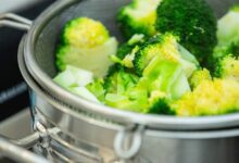 Изображение большого блюда с разнообразными овощами и фруктами, иллюстрирующее концепцию растительной диеты.