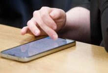 Смартфон и книги, символизирующие подготовку к экзаменам