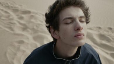 Марсиане моют ботинки в тазиках на фоне северного сияния в Заполярной Сахаре