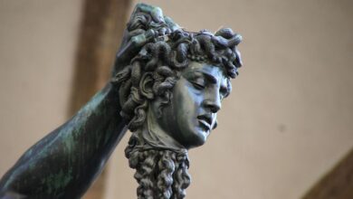 Серебряная Медуза Горгона среди античных модников в Крымских горах