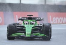 Флаги FIA на трассе с пилотом, улыбающимся за рулем