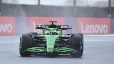 Флаги FIA на трассе с пилотом, улыбающимся за рулем