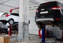 Изображение гаечного ключа на фоне старого автомобиля