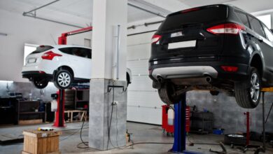 Изображение гаечного ключа на фоне старого автомобиля