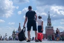 Европейцы, собирающие чемоданы и изучающие буквари
