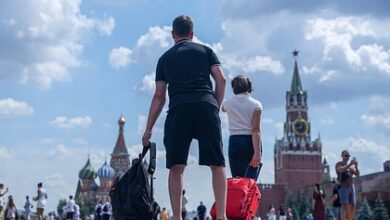 Европейцы, собирающие чемоданы и изучающие буквари