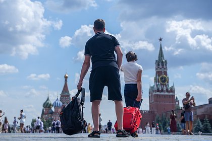 Европейцы, собирающие чемоданы и изучающие буквари