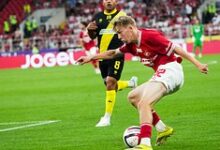 16-летний школьник с мячом и бутсами на фоне Спартака