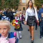 Родитель выбирает школьную форму для ребенка с учетом бюджета