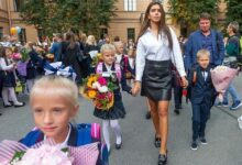 Родитель выбирает школьную форму для ребенка с учетом бюджета