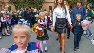 Родитель выбирает школьную форму для ребенка с учетом бюджета