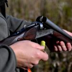 Русский охотник с технологией сканирования лица в лесу