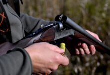 Русский охотник с технологией сканирования лица в лесу