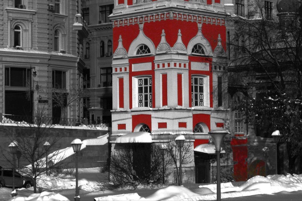 Москва в фокусе юных дарований: тайны монохрома и красные акценты, которые разбудят ваше зрение