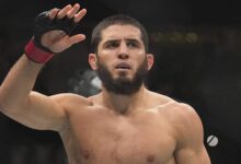 Ислам Махачев с чемпионским поясом UFC, на фоне гор Дагестана