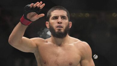 Ислам Махачев с чемпионским поясом UFC, на фоне гор Дагестана