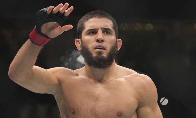 Ислам Махачев с чемпионским поясом UFC, на фоне гор Дагестана