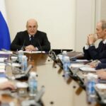 Люди улыбаются на финансовом празднике в моногородах