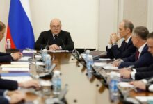 Люди улыбаются на финансовом празднике в моногородах