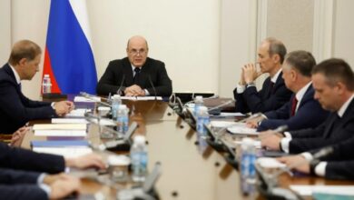 Люди улыбаются на финансовом празднике в моногородах