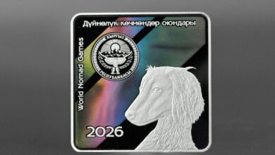 Картинка с изображением кыргызских борзых, выполненных из серебра, символизирующих Игры кочевников.