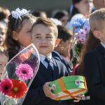 Собрание родителей на линейке в день Первого сентября