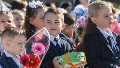 Собрание родителей на линейке в день Первого сентября