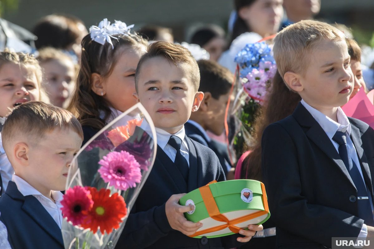 Собрание родителей на линейке в день Первого сентября