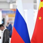 Студенты в восточных нарядах на фоне учебного заведения