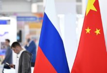 Студенты в восточных нарядах на фоне учебного заведения