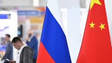 Студенты в восточных нарядах на фоне учебного заведения