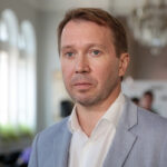 Евгений Миронов в роли Гамлета с символикой буревестника