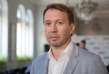 Евгений Миронов в роли Гамлета с символикой буревестника