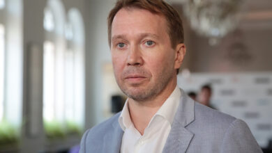 Евгений Миронов в роли Гамлета с символикой буревестника