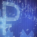 Иллюстрация с цифровым рублем на фоне смартфонов