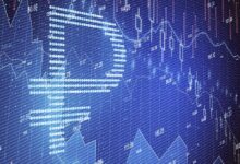 Иллюстрация с цифровым рублем на фоне смартфонов