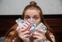 Изображение аптечки с витаминами и предупреждающими знаками о безопасности