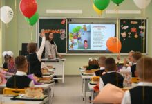 Изображение глобуса с элементами, символизирующими заботу и уважение к педагогу