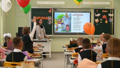 Изображение глобуса с элементами, символизирующими заботу и уважение к педагогу