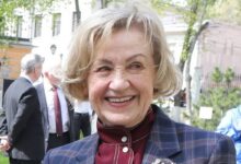 87-летняя женщина проводит лингвистический мастер-класс в эфире