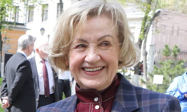 87-летняя женщина проводит лингвистический мастер-класс в эфире