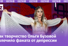 Ольга Бузова исполняет свои песни на сцене, создавая атмосферу радости и вдохновения.