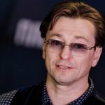 Сергей Безруков на фоне обновленного здания МХАТ им. Горького
