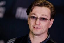 Сергей Безруков на фоне обновленного здания МХАТ им. Горького