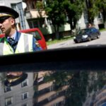 Иллюстрация гаишника, принимающего документы через смартфон