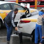 Таксист с чемоданом на соседнем сиденье