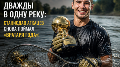 Станислав Агкацев с призом 'Вратарь года'