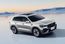 Изображение гибридного автомобиля Geely на фоне барханов
